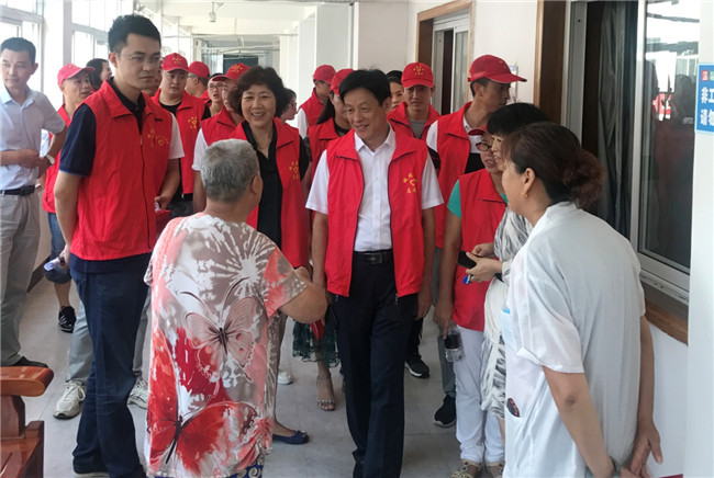 城投集團(tuán)開展“傳承紅色基因，敬老愛幼先行” 現(xiàn)場(chǎng)獻(xiàn)愛心活動(dòng)