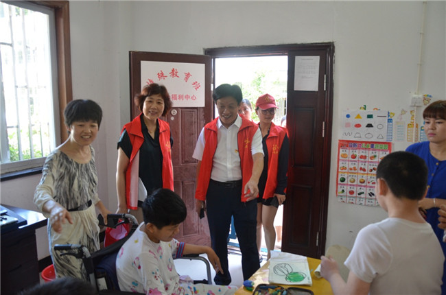 城投集團(tuán)開展“傳承紅色基因，敬老愛幼先行” 現(xiàn)場(chǎng)獻(xiàn)愛心活動(dòng)