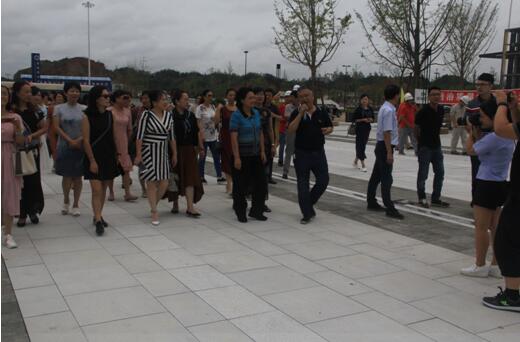 喜迎十九大，身邊看變化——我市干部賢內(nèi)助、鄉(xiāng)鎮(zhèn)街道負(fù)責(zé)人參觀高鐵商務(wù)區(qū)