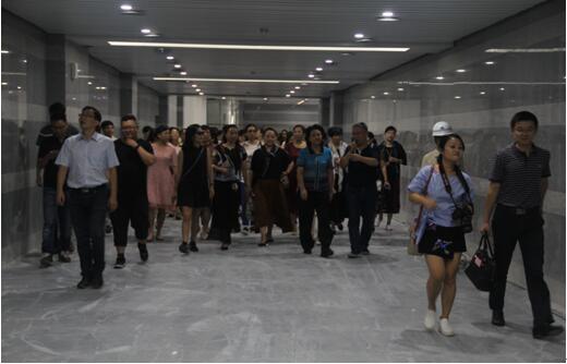 喜迎十九大，身邊看變化——我市干部賢內(nèi)助、鄉(xiāng)鎮(zhèn)街道負(fù)責(zé)人參觀高鐵商務(wù)區(qū)