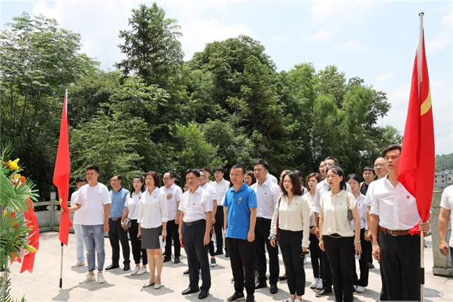 市城投集團(tuán)開展“緬懷革命先烈，傳承紅色基因”革命傳統(tǒng)教育