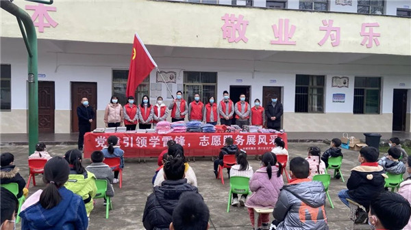 市城投集團(tuán)開展“黨建引領(lǐng)學(xué)雷鋒，志愿服務(wù)展風(fēng)采”送溫暖活動(dòng)