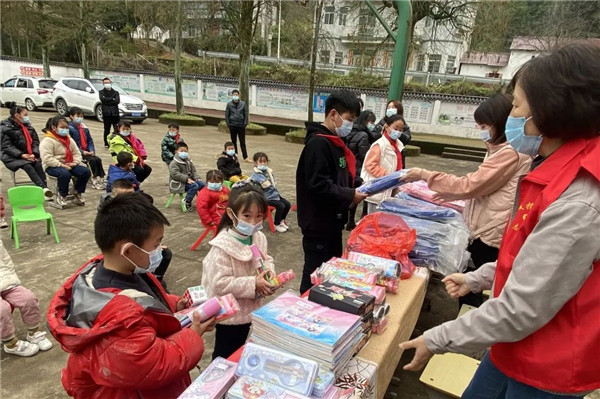 市城投集團(tuán)開展“黨建引領(lǐng)學(xué)雷鋒，志愿服務(wù)展風(fēng)采”送溫暖活動(dòng)